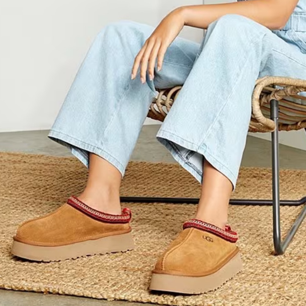 Almost BRAND NEW Ugg Tazz Suede Platform Clog Slippers in Chestnut